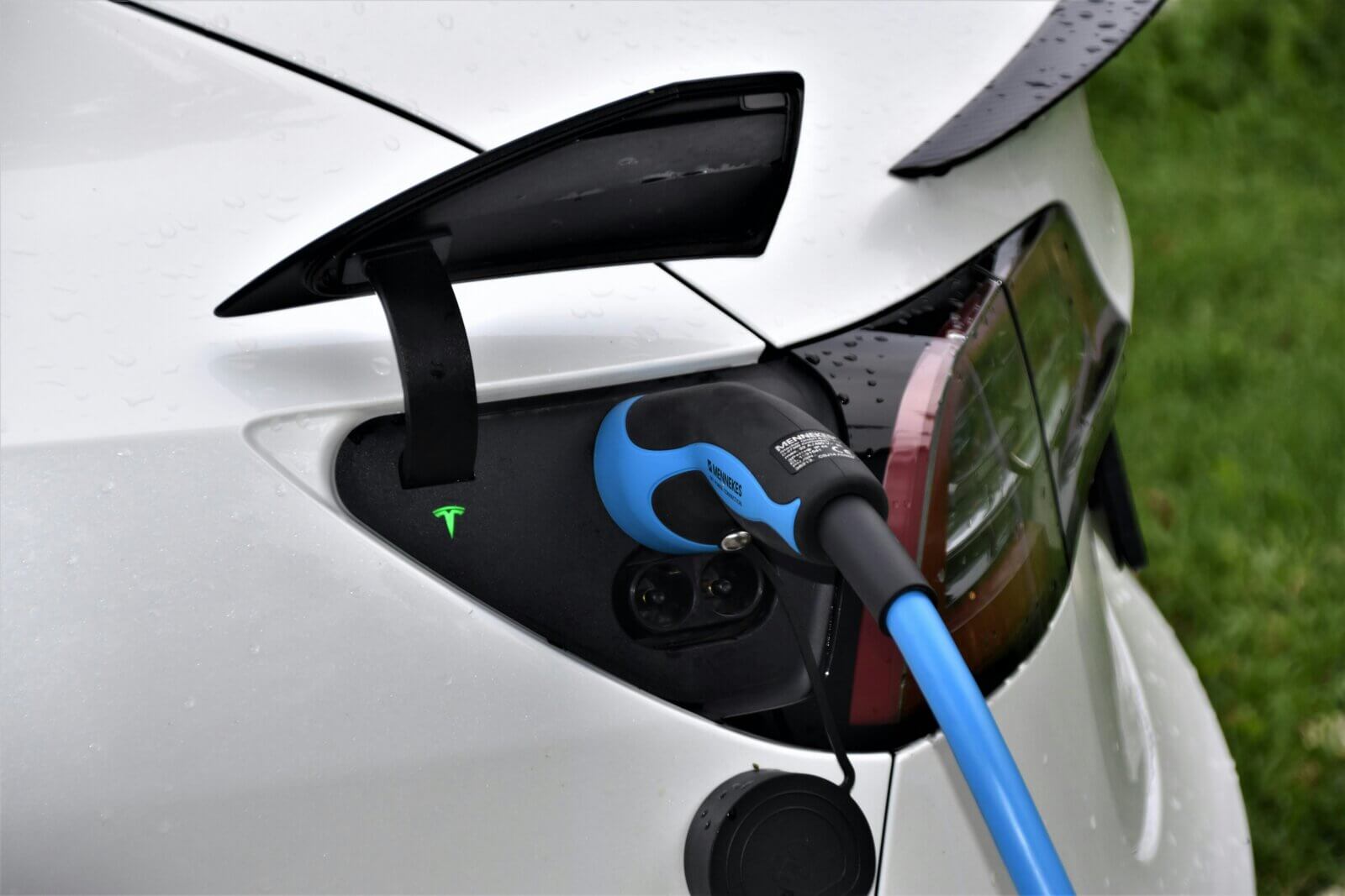 How to charge Tesla Model X in Ukraine: Features and tips