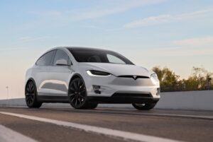 Плюсы и минусы Tesla Model X в Украине