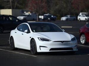 Pros and cons of using Tesla Model 3 in Ukraine