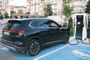 How long does an electric car charge from 220 V