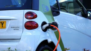 How to charge an electric car from a power outlet