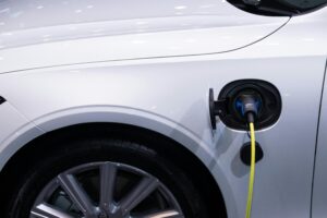 How to safely charge an electric vehicle without grounding?