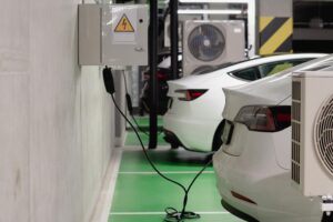 How many kilowatts does an electric car consume while charging?