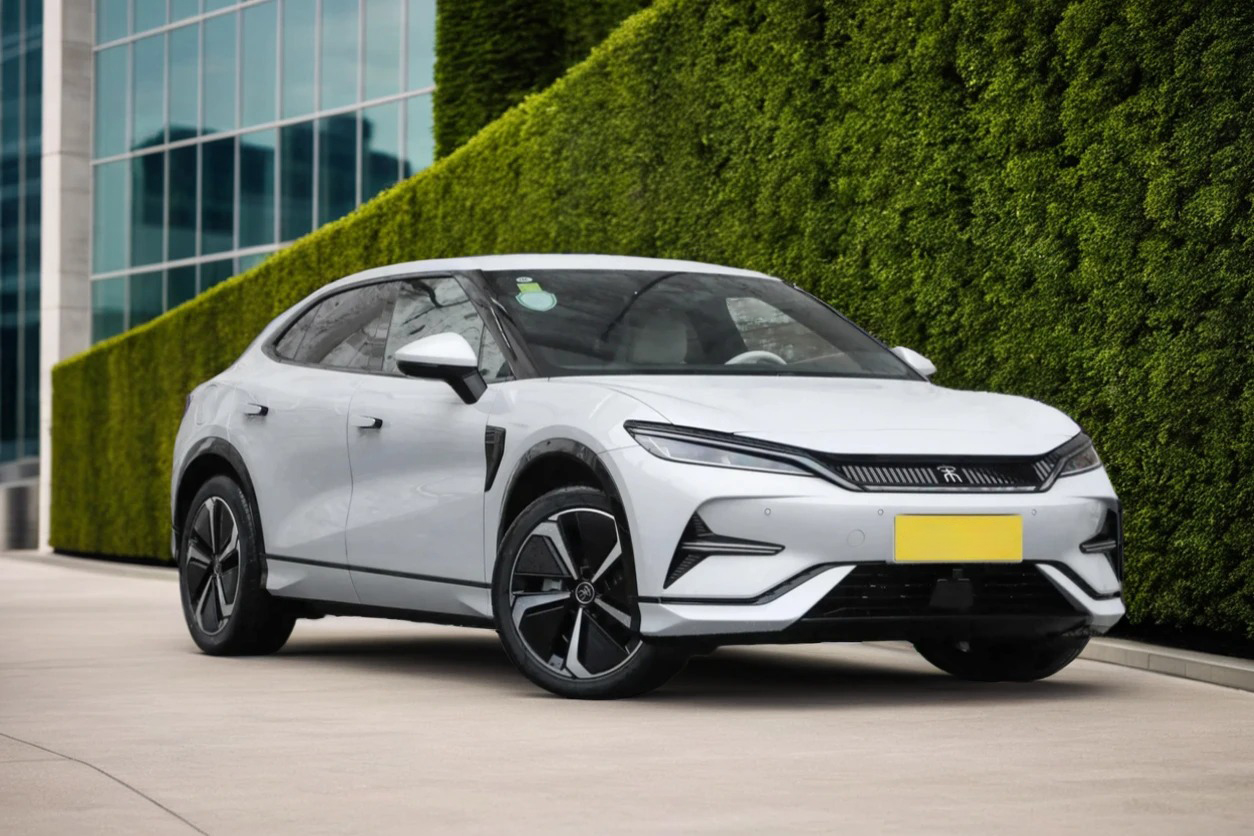 BYD Song L vs Tesla Model 3: чесне порівняння для українського ринку