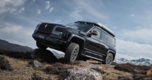 YangWang U8: позашляховик, який не боїться води, каміння і шоуруму