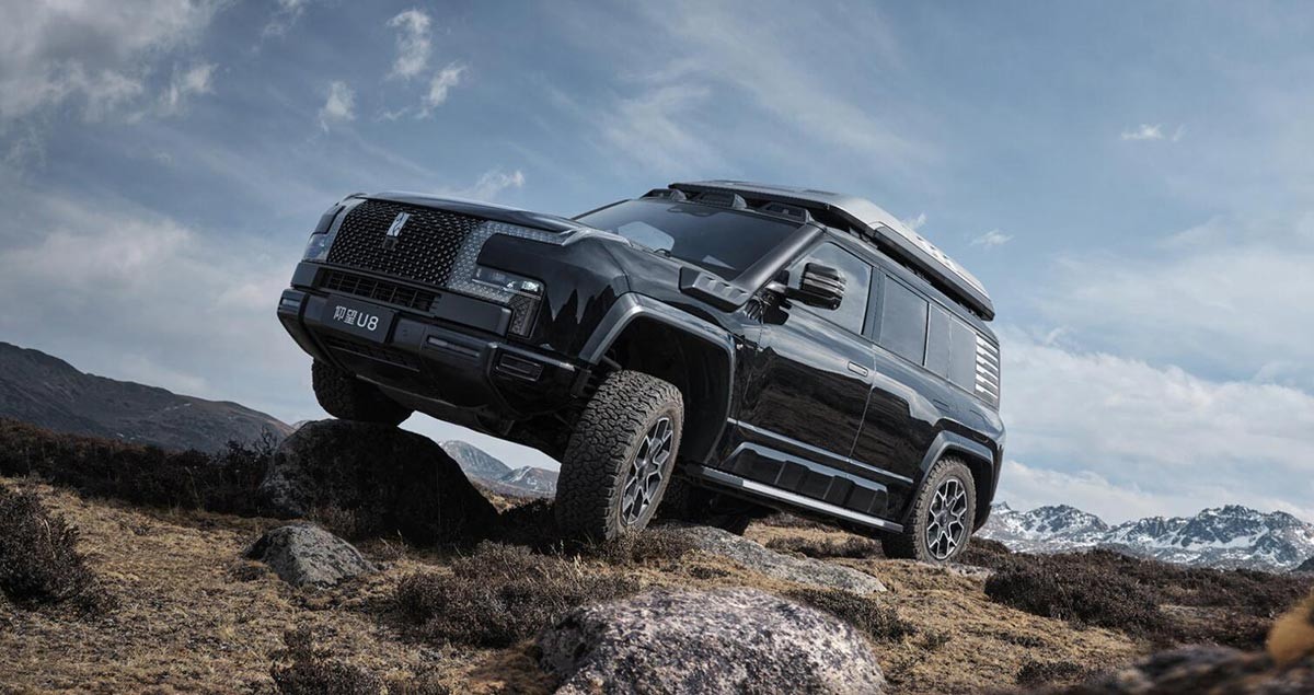 YangWang U8: позашляховик, який не боїться води, каміння і шоуруму