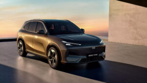 Geely EX5 vs Tesla Model 3: реальне порівняння двох електрокарів