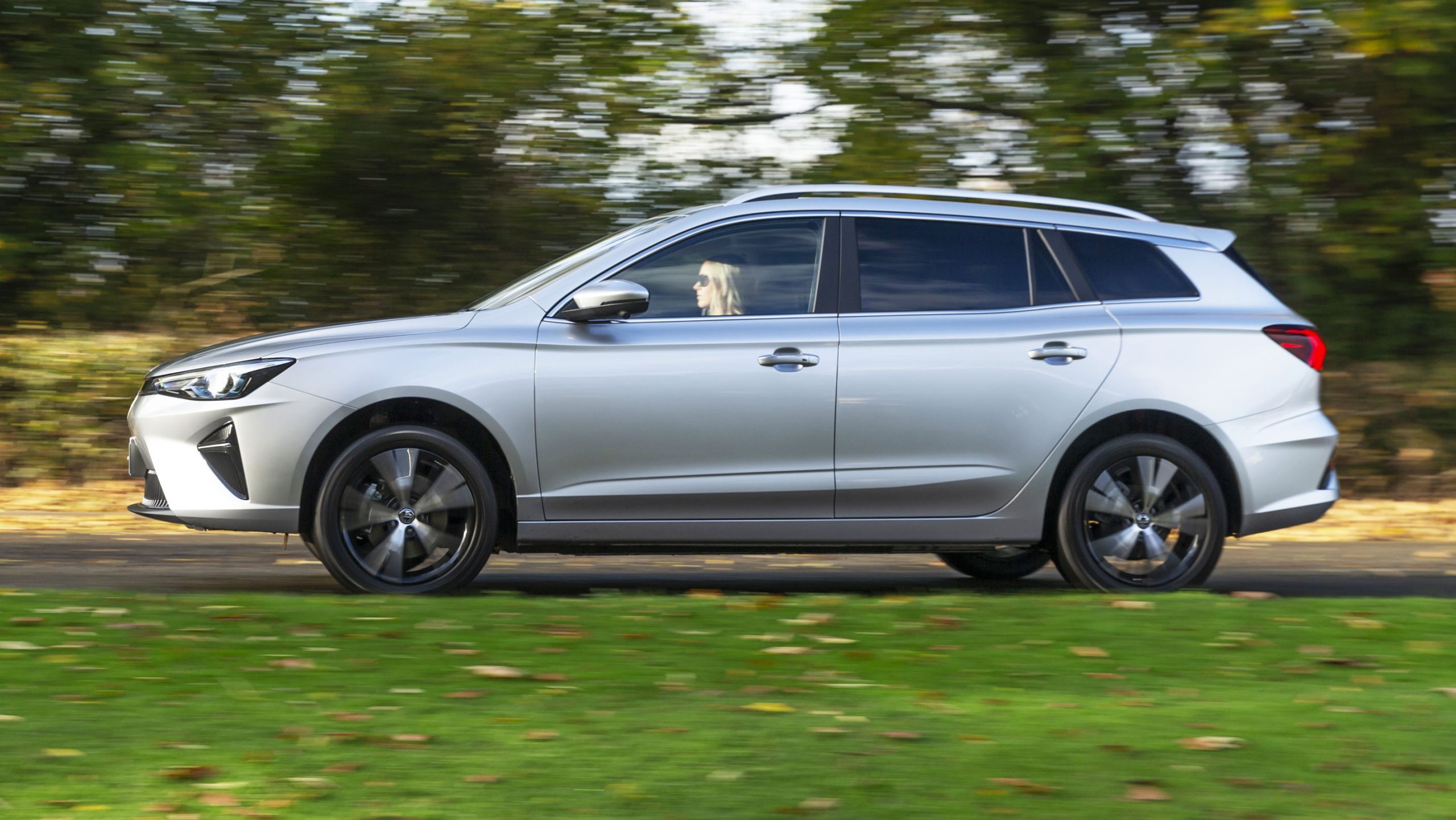 MG5 EV характеристики: чесний погляд на електроуніверсал