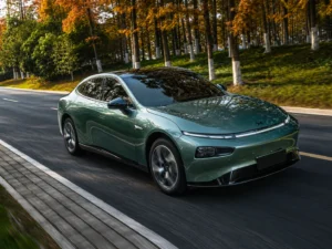 XPeng P7+ vs Tesla Model 3: честное сравнение электроседанов