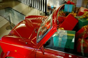 Що подарувати власнику електромобіля: 25+ ідей на 2026 рік